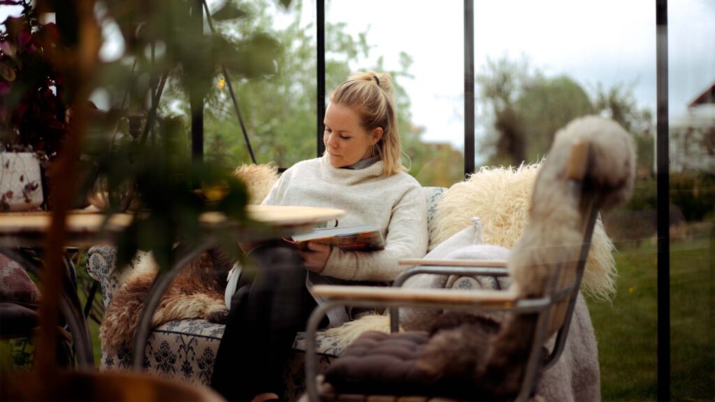 Toolflex holder - Woman reading book