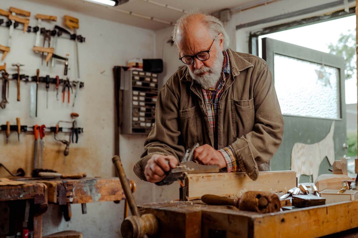 Toolflex hobby - A man working at a workbench
