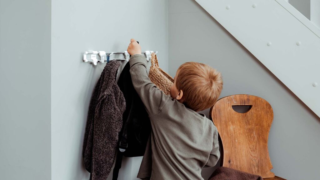 Toolflex hallway - Child hangs up jacket