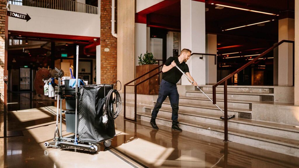 Toolflex professional - A man cleaning stairs in a schoolvestibule